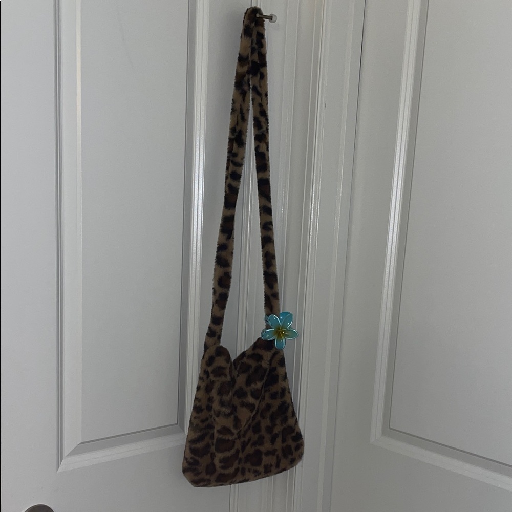 Chic Leopard Print Shoulder Bag